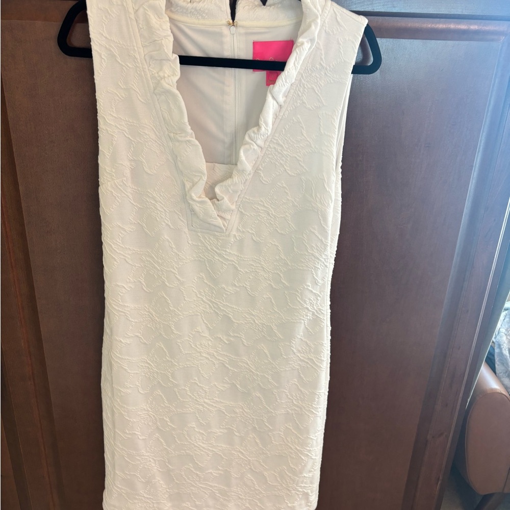 Elegant White Sleeveless Dress